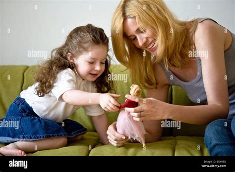 Madre Jugando Con Su Hija Fotografía De Stock Alamy