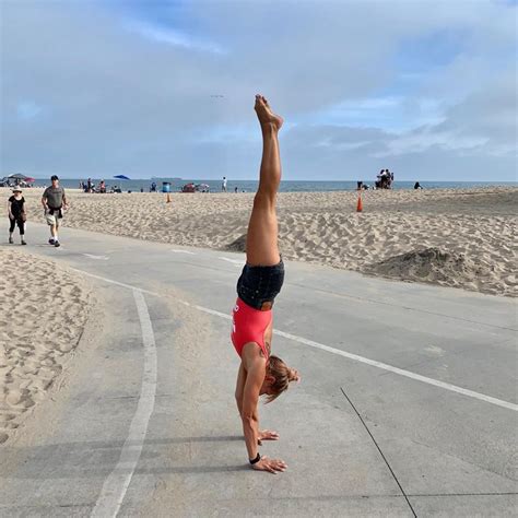 5 Reasons You Should Do Handstands Every Day