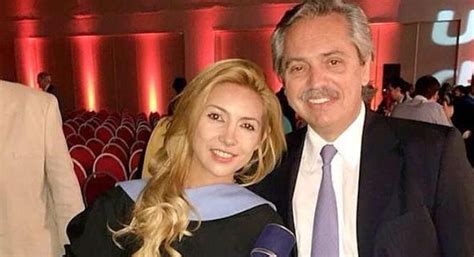 Ama los perros, y se ocupa personalmente de darle de comer, bañarlo y consentirlo. La primera dama sera Rionegrina | Línea Sur Noticias