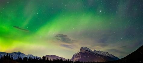 Your Guide To Experiencing The Aurora Borealis In Banff National Park