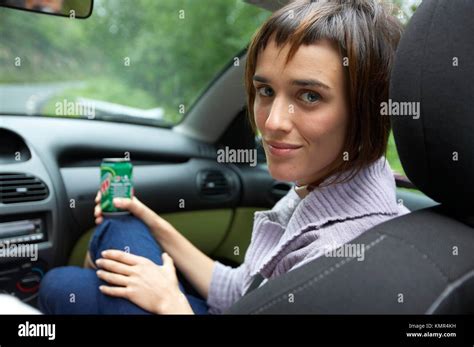 Woman Drinking Out Can Fotos Und Bildmaterial In Hoher Aufl Sung Alamy