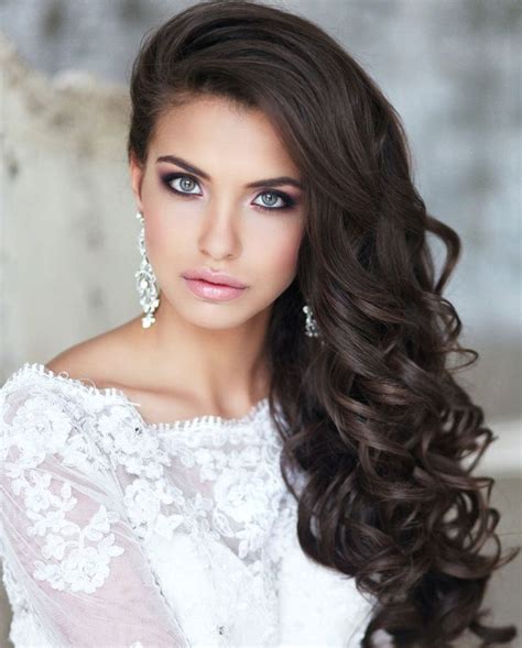 15 Romantic Bridal Hairstyles For The Season Pretty Designs Hair Styles Bridal Hairdo