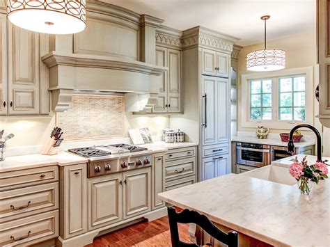 Whether you're planning an entire kitchen remodel this year or mulling over a few diy kitchen updates to refresh your space, you are probably curious what trends. Best Way to Paint Kitchen Cabinets: HGTV Pictures & Ideas | HGTV