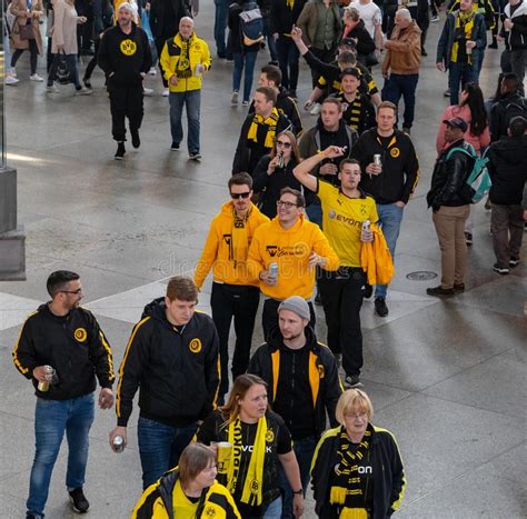 CENTRAL STATIONS MUNICH APRIL 6 2019 Bvb Fans On The Way To The