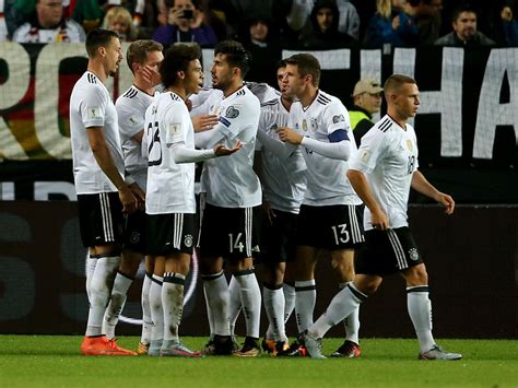 Die #nationalmannschaft geht morgen für den vor über einem jahr in abertausenden km entfernung zu tode gekommenen verbrecher #georgefloyd auf die knie, um gegen strukturellen rassismus. WM-Quali. Europa » News » DFB-Elf ballert sich zum Rekord