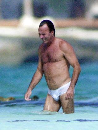 Julio Iglesias pillado desnudo mientras se bañaba en su playa Marca