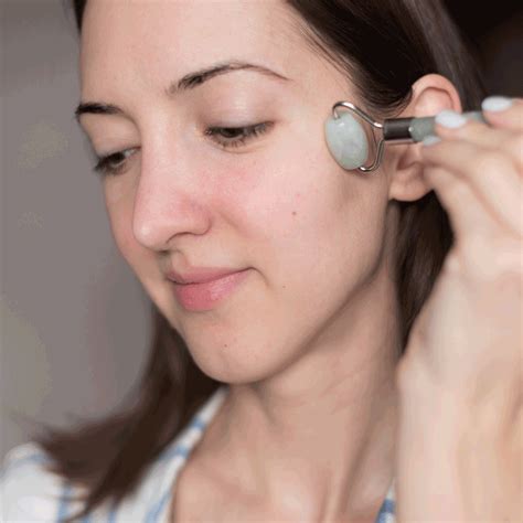 The Jade Face Roller Skincare Benefits And How To Use