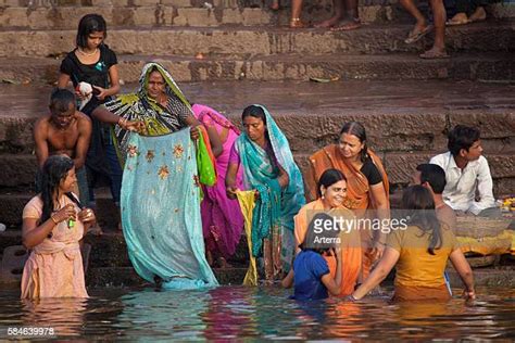 River Bathing Indian Women Stock Fotos Und Bilder Getty Images