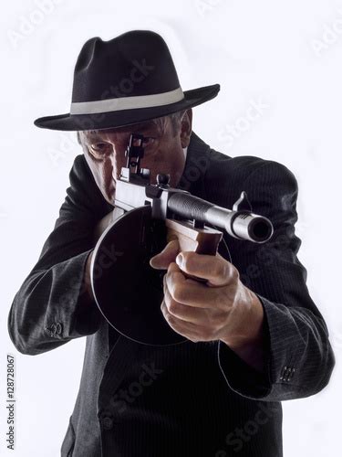 Old Style Gangster With Tommy Gun On White Background Acheter Cette