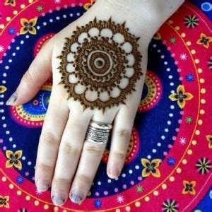 We have a wide variety of the latest tikki mehndi designs for hands to make this struggle easier for you. Easy Round Design/Gol Tikka Mehndi for Hands 2019 | FashionGlint