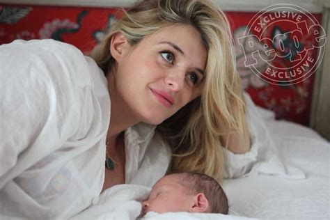 Daphne Oz Shares Photos Of 4 Week Old Daughter