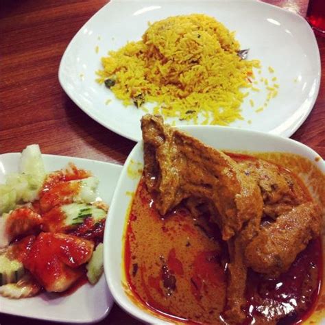 Semasa makan makan selepas solat isyak, saya mendekati kak fatimah untuk menanyakan cara beliau menyediakan sambal ikan bilis dan nasi lemak. Tempat Makan Sedap Di Malaysia: 4 Tempat Makan Menarik ...