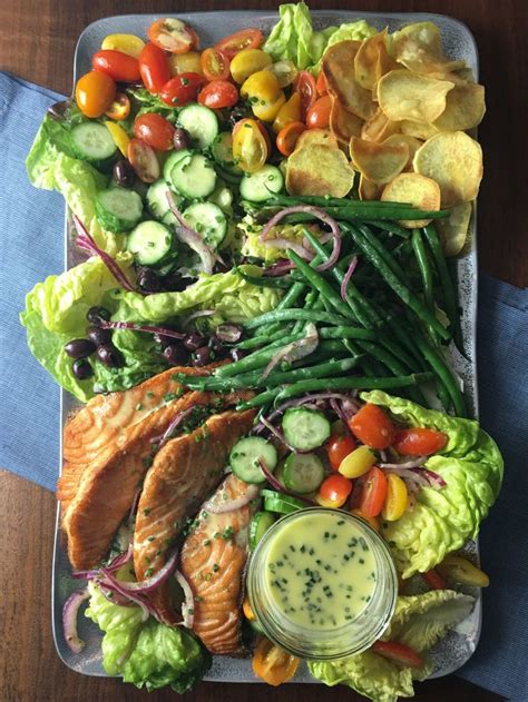 Hosting a dinner party can be overwhelming. Mediterranean Salad | Salad inspiration, Spring dinner ...
