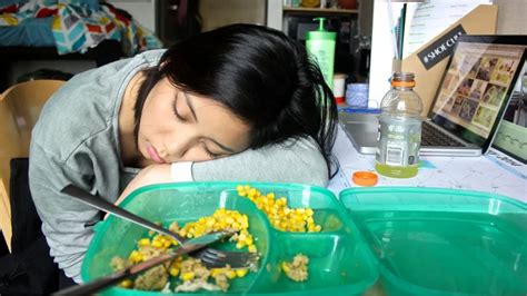 खाना खाने के बाद भयंकर नींद क्यों आती है what is food coma that makes you sleepy post meal