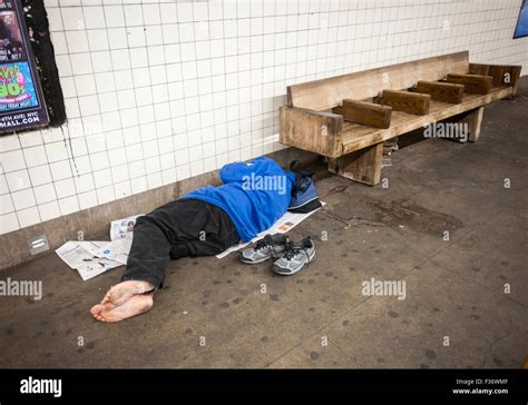 Barfuß Obdachlos Auf Der Strasse Fotos Und Bildmaterial In Hoher