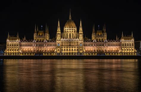 Budapest ferenc liszt international airport. Węgry, Budapeszt, Parlament, Noc