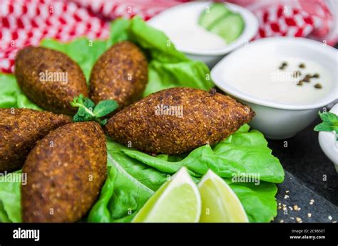 Deliciosa Comida Libanesa árabe Kibbeh Kibbe Con Salsas Y Limón Sobre Piedra De Pizarra