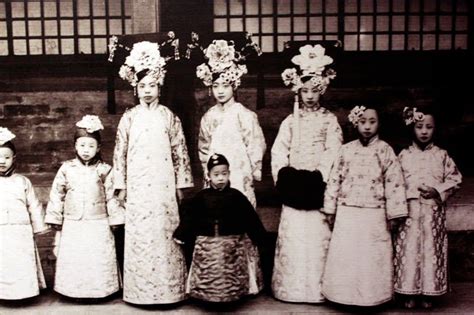 Photographs Show Manchu Women During The Mid To Late Qing Dynasty In