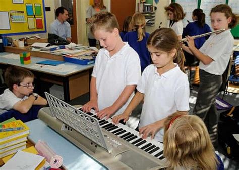 6 Reasons Why Students Should Learn Music In School