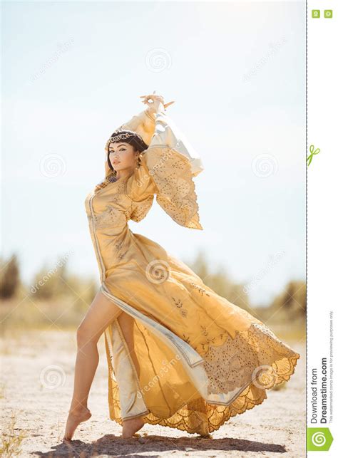 Красивая женщина любит египетский ферзь cleopatra дальше в пустыне внешний Стоковое Изображение