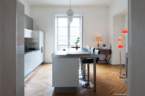 Qu'elles soient ouvertes sur le salon ou fermées, minimalistes, fonctionnelles ou rétro, ces 10 cuisines d'appartements meublés, différentes mais toutes conviviales, vous aideront à déterminer le style de cuisine qui vous convient le mieux. Appartement Style Haussmannien Nantes - Classique Chic - Cuisine - Nantes - par CLJ-PHOTO