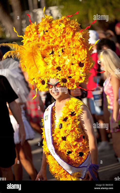 Personas Disfrazadas Durante La Fantasy Fest Desfile De Halloween En Key West Florida