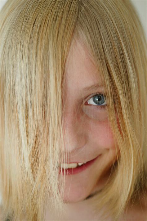 Mädchen (12 Jahre) mit Haaren vor dem … – Bild kaufen – 70344472 lookphotos