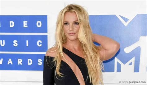 Britney Spears Poses Completely Naked On The Beach In New Instagram