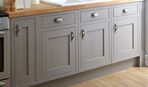 Kitchen cabinet pulls are a necessary design element that is both functional and stylish. shaker - Medford Remodeling