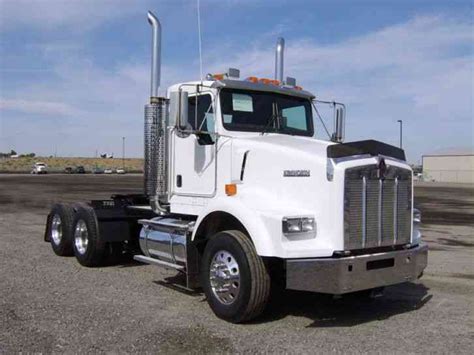 Kenworth T800 2003 Daycab Semi Trucks