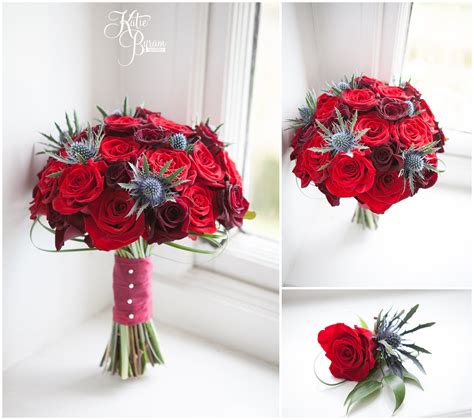 Velg blant mange lignende scener. Red roses and thistles wedding flowers bouquet and button ...