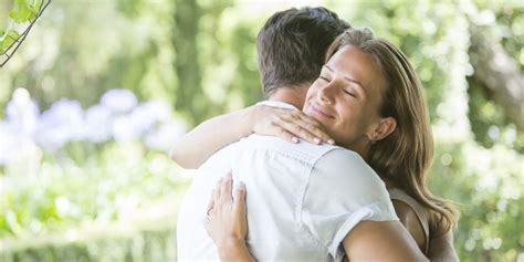 Hugging Etiquette The Dos And Don Ts Of Showing Affection In The