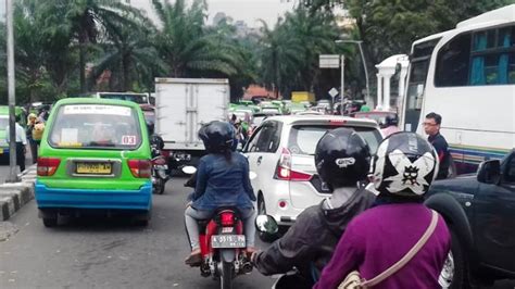 Kendaraan Berebut Jalur Lalulintas Di Simpang Tugu Kujang Bogor Padat