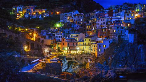 壁紙、1920x1080、イタリア、住宅、manarola、岩、夜、街灯、都市、ダウンロード、写真