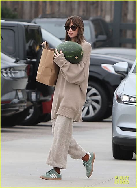 Dakota Johnson Buys A Watermelon And Groceries During Sunday Farmer S Market Visit Photo 4969069