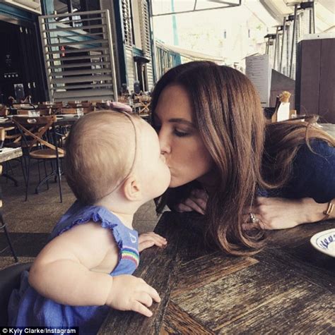 Kyly Clarkes Cute Lunch Date Kiss With Daughter Kelsey Lee Daily Mail