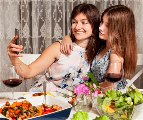 Madre E Hijos En La Cocina Preparando Comida Foto Gratis