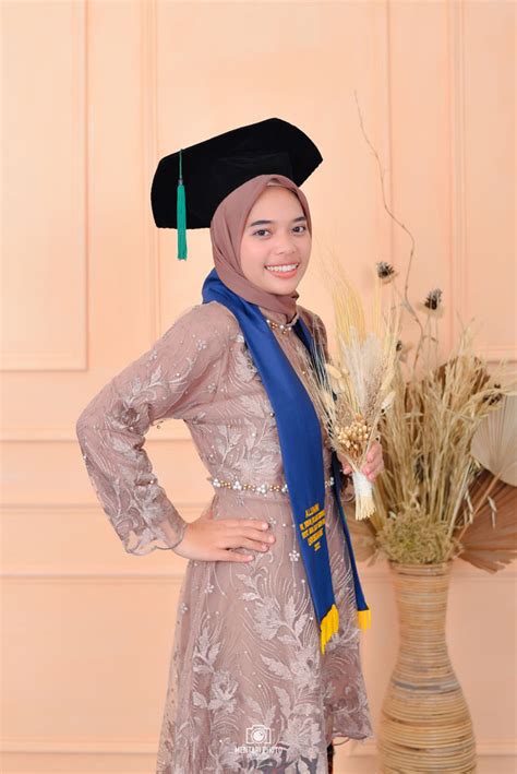 Foto Wisuda Juju Mentari Photo Studio