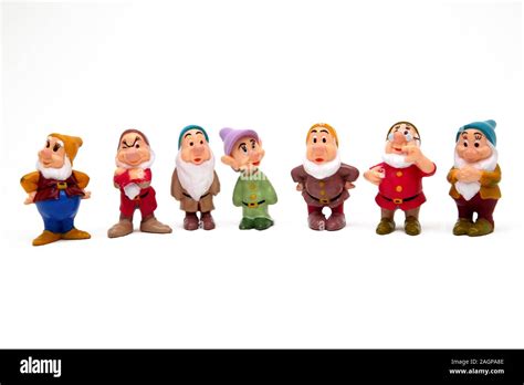 Disneys Seven Dwarfs Feliz Y Gruñón Sleepy Dopey Sneezy Doc Y Reacio Juguetes Fotografía