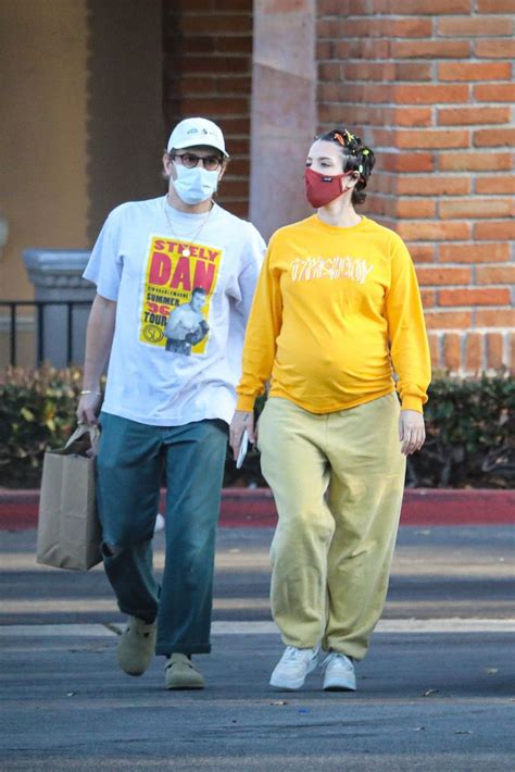 Halsey Grocery shopping with her boyfriend Alev Aydin at Ralphs in ...