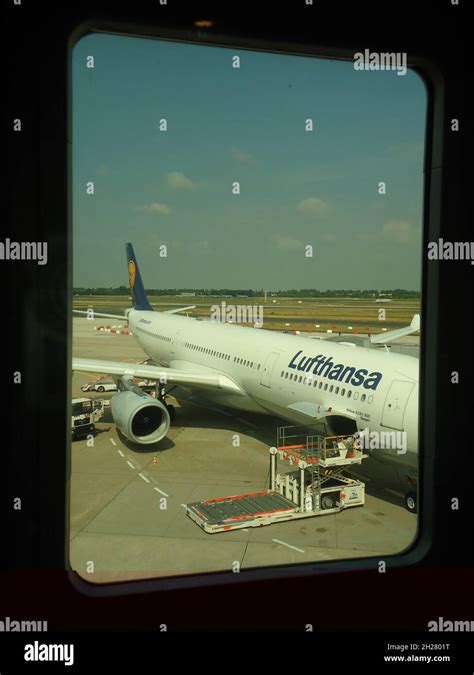 Lufthansa Plane Gate Hi Res Stock Photography And Images Alamy
