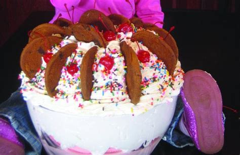 Americas 12 Biggest Most Over The Top Ice Cream Sundaes