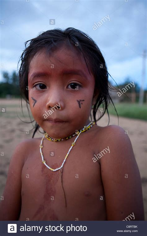 Los Indios Xingu En El Amazonas Brasil Fotografía De Stock Alamy