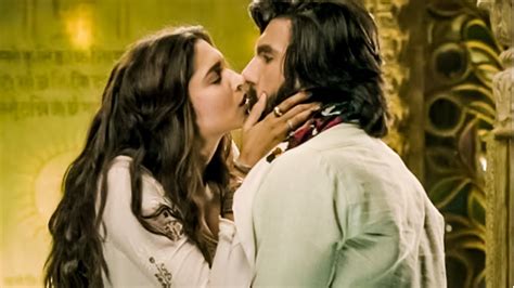 Cute Kiss Between Deepika Padukone And Ranveer Singh Goliyon Ki Rasleela Ram Leela Youtube