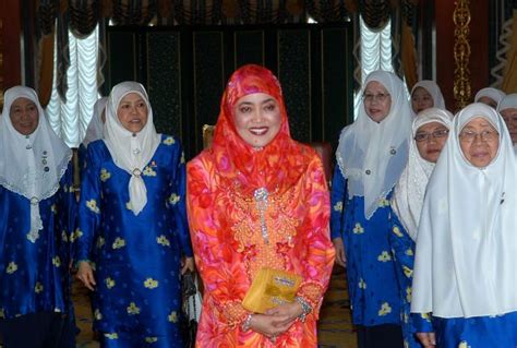 Brunei Resources Photographs Of Her Majesty Raja Isteri At The Girl