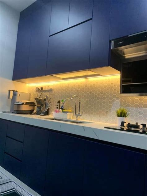 Desain dapur kecil dengan jendela. Hasil Deko Ruang Dapur Kecil Dengan Kabinet Berwarna Deep ...