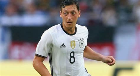 Özil alman milli marşını söylemeli