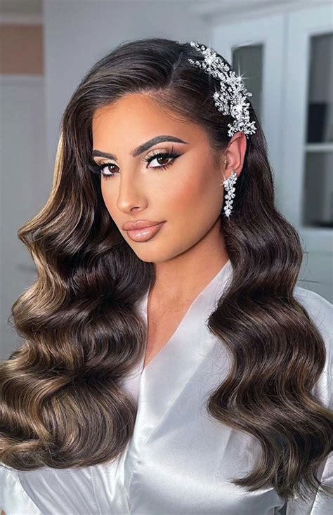 29 Glamorous Wedding Makeup Makeup For Wavy Hair Down