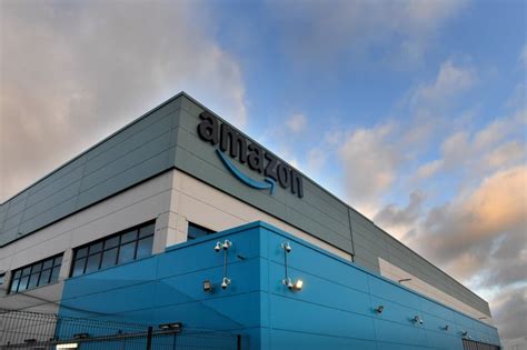 33 Behind The Scenes Pics Of An Amazon Fulfilment Centre At Christmas