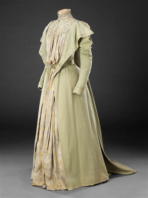 This is my friend tessalina showing fellow costume lovers how to properly put on 1860's garments.if you like costumes etc. 1860 poor women's clothing - Google Search | Tea gown